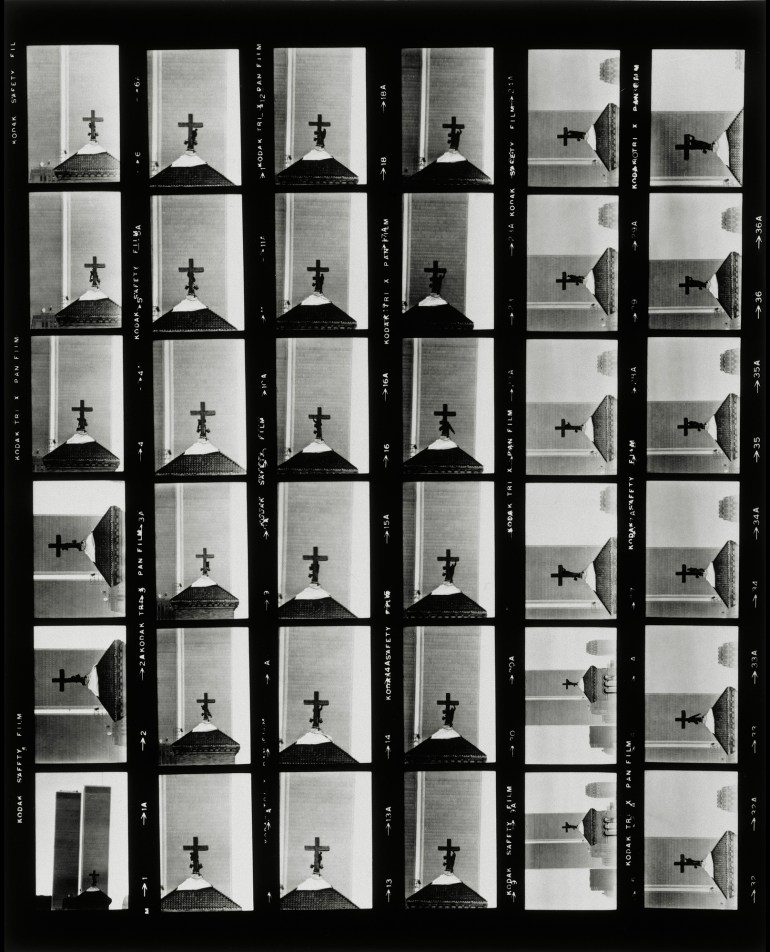 André Kertész, Nettoyage de la croix, 1974
