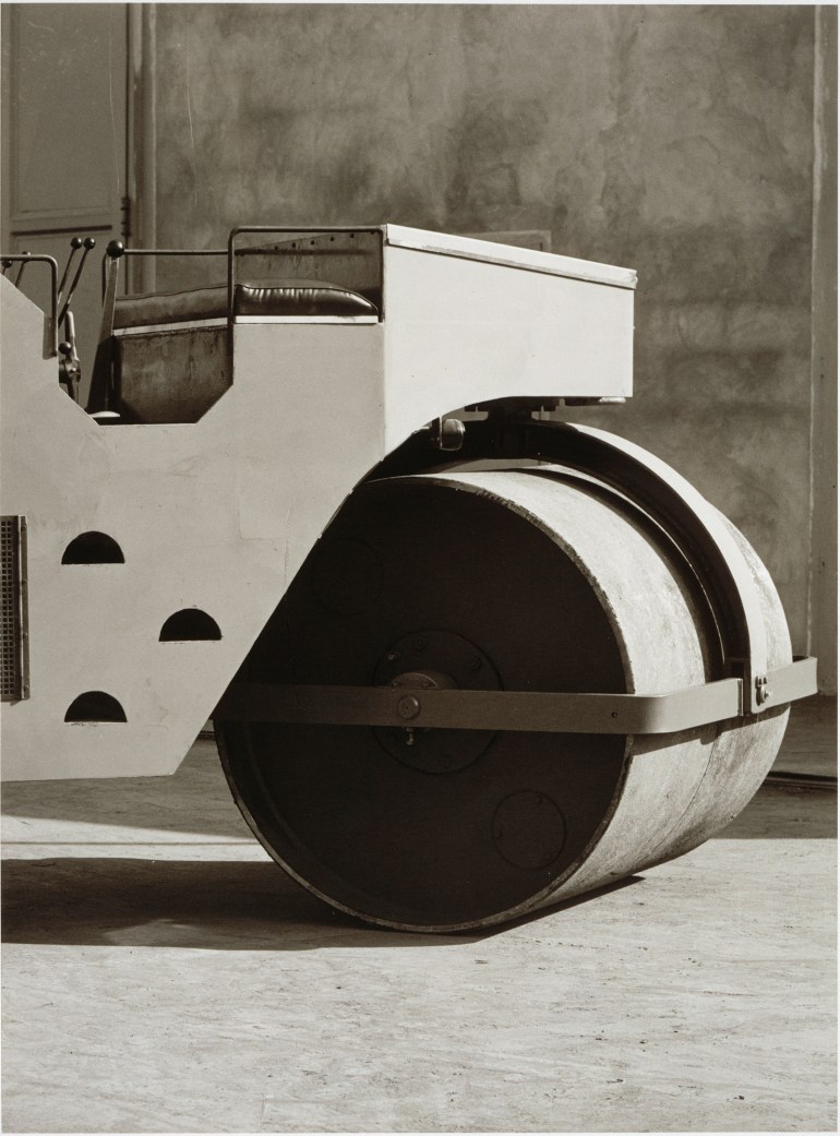 Albert Renger-Patzsch, Strassenwalze, 1940.jpg