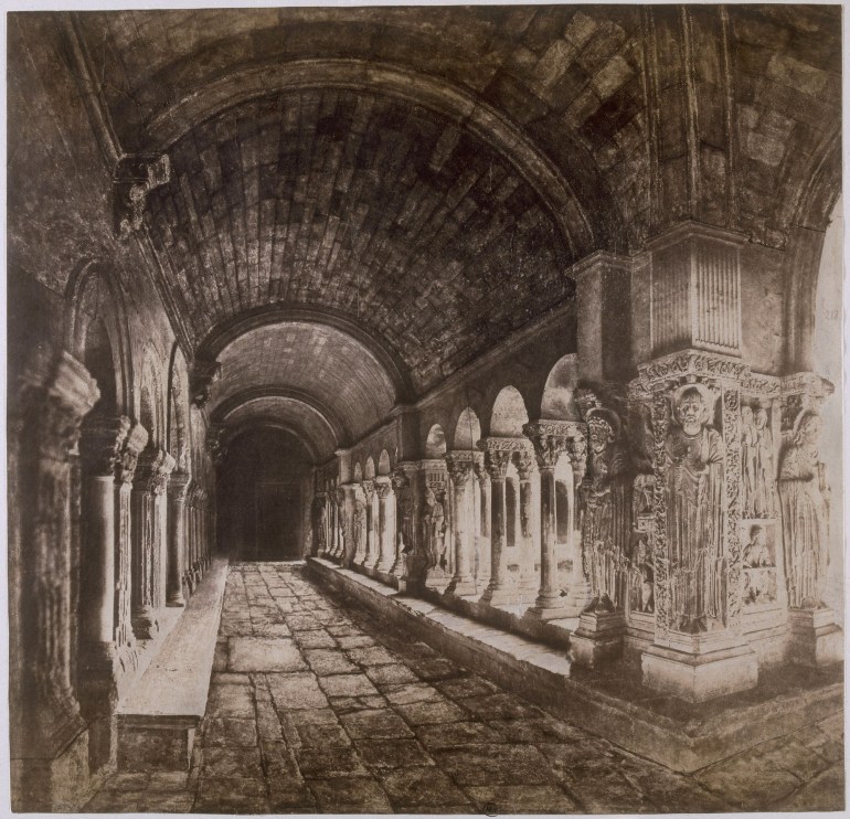 Edouard Baldus, Arles, cloître du 12-14e siècle de l'église Sainte-Trophime, vers 1850.jpg