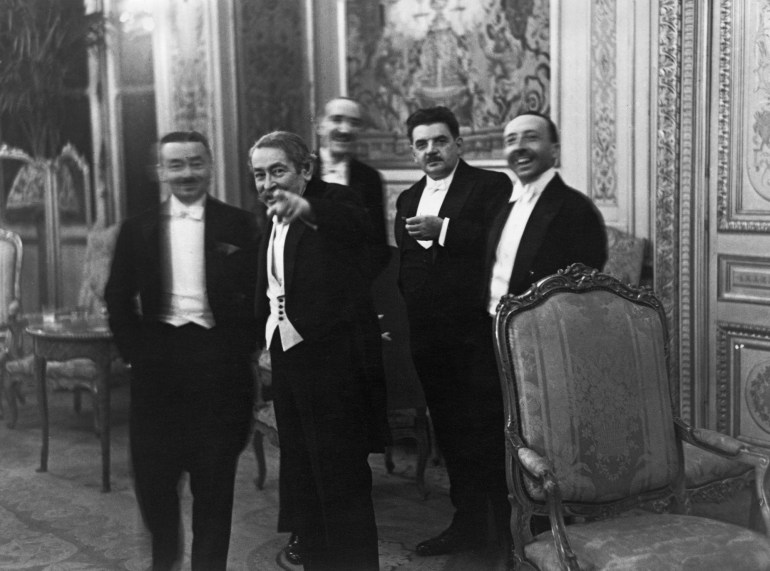 Erich Salomon, Aristide Briand découvre le photographe qui a réussi à s'immiscer dans une réception du Quai d'Orsay, 1 Août 1931.jpg