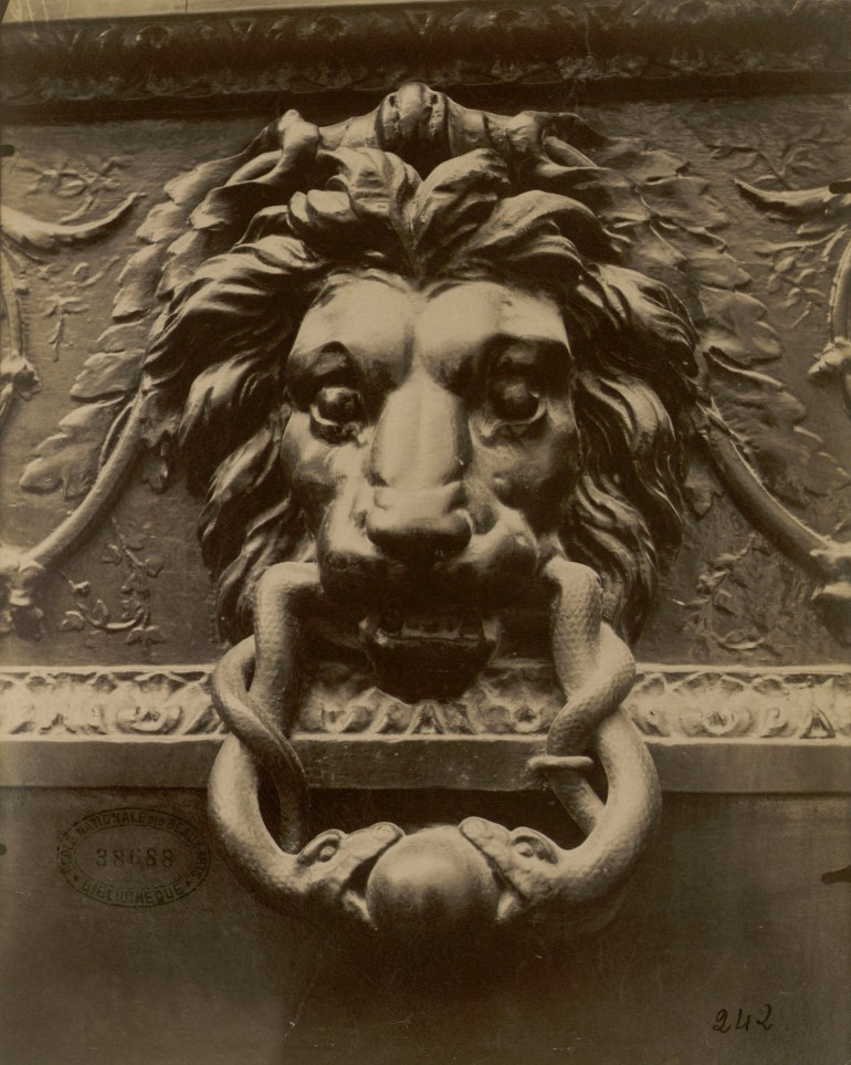 eugène atget, paris, rue saint florentin n°11, hôtel de chiverny (viiie arrt) heurtoir