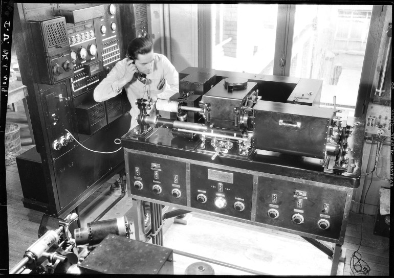 françois kollar, au siège de l'intransigeant, un technicien utilise un bélinographe
