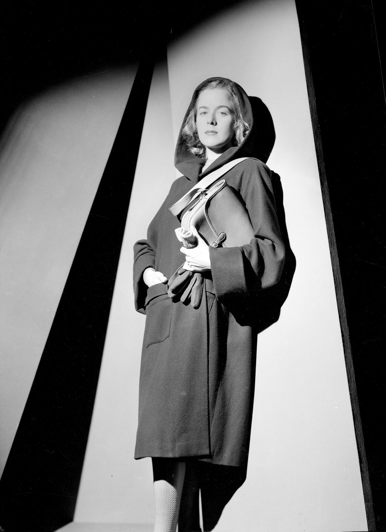François Kollar, Tenue de chez Lanvin pour aller dans les abris contre les bombardements, 1940.jpg