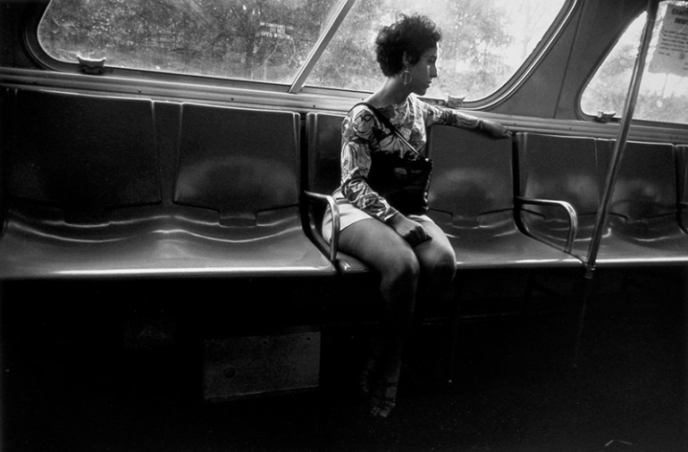 Gary Winogrand, Femme seule dans un bus, les femmes sont belles, 1981.jpg