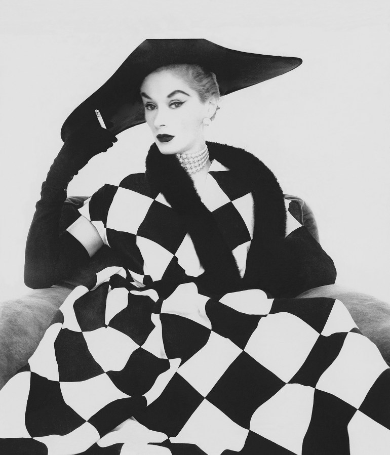 Irving Penn, Harlequin Dress (Lisa Fonssagrives-Penn), Vogue, 1er avril 1950.jpg